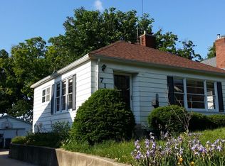 715 E 3rd St, Dixon, IL 61021