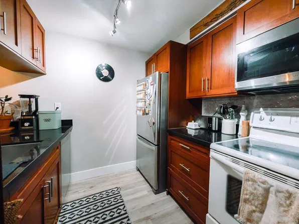 1270 Robson St #205, Vancouver, BC V6E 3Z6