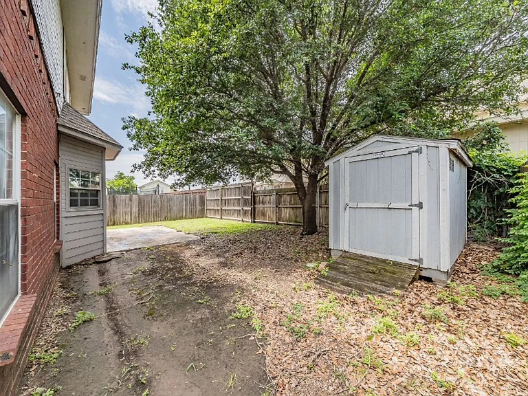 2136 Stoneridge Dr — Photo 38