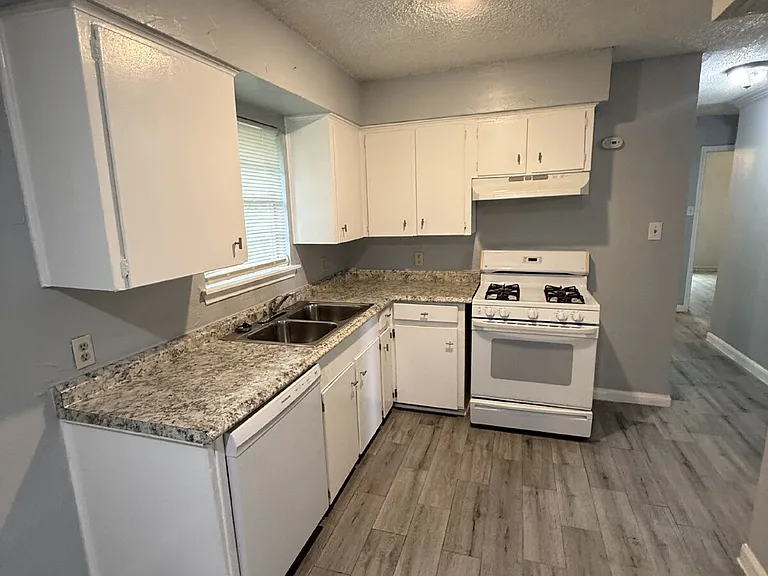 100 E Brown St — Photo 7