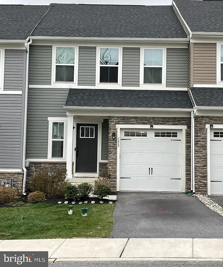 3 bed, 3.5 bath, 2476 sqft, $3,400 — Photo 1