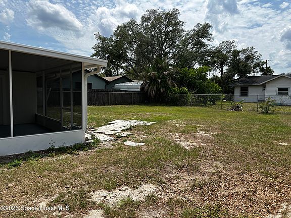 4th image of 6074 Aires Ave