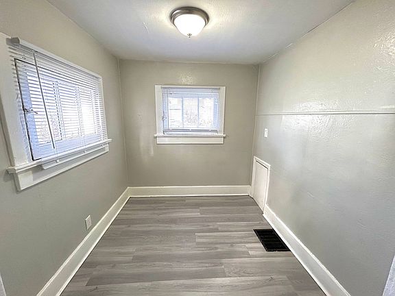 4th image of 221 E Siebenthaler Ave