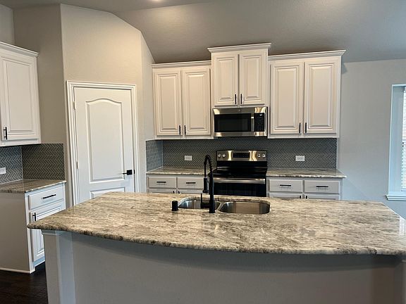 4th image of 1710 De Berry Ln