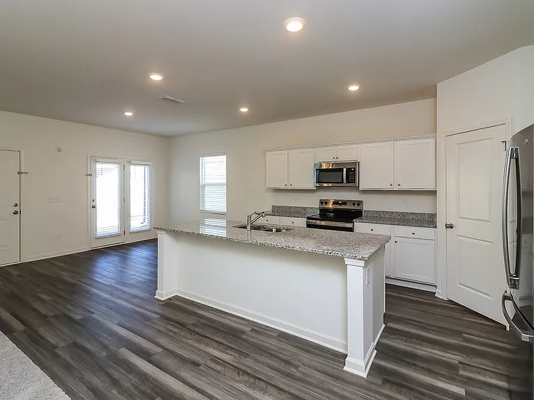 136 Hargrave Ave — Photo 8