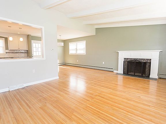 living room w/fp