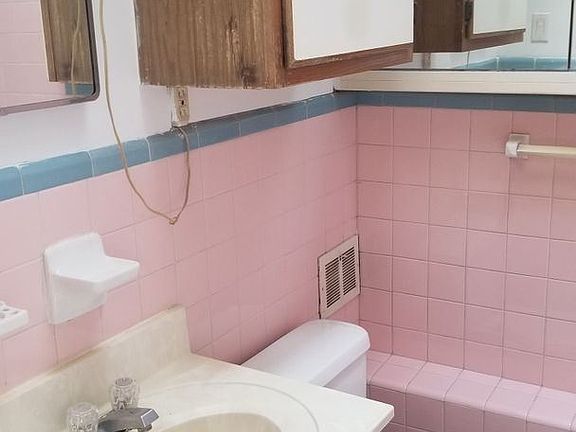 2nd image of 2107 Devereaux Ave