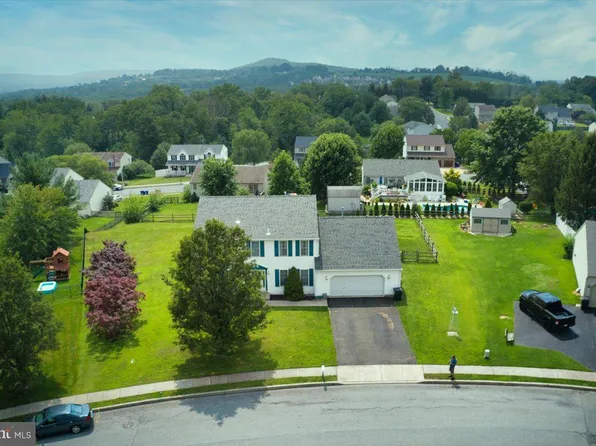 105 Wyndmead Ln, Douglassville, PA 19518