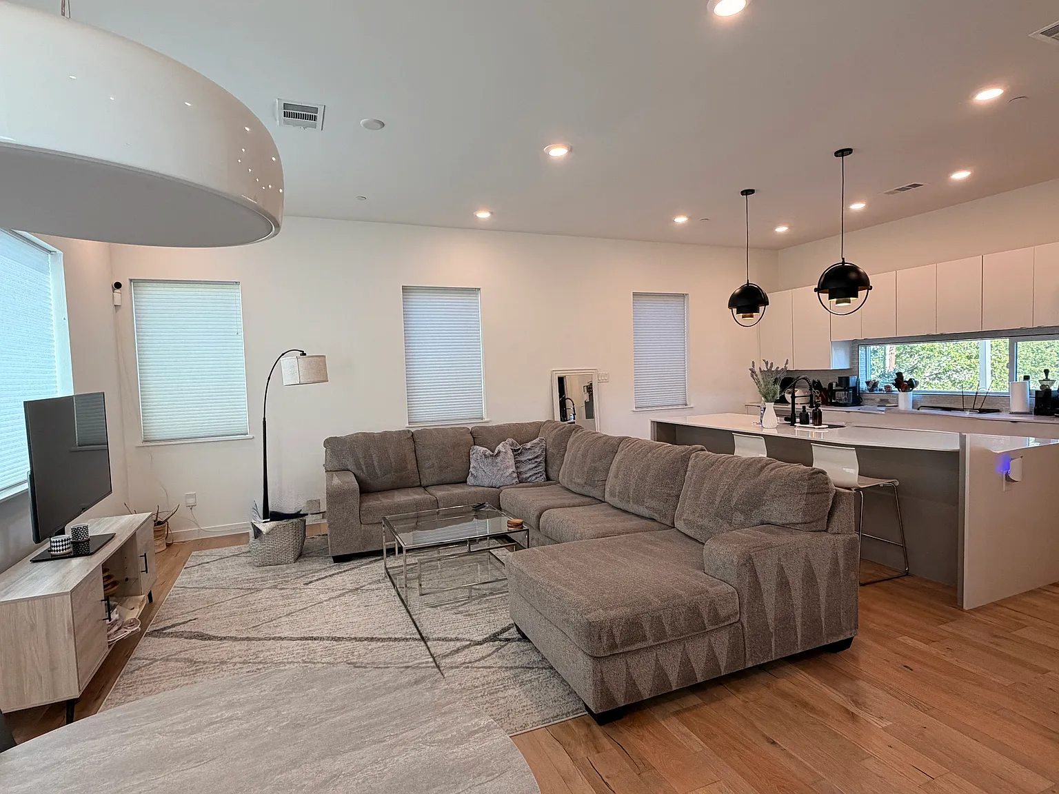 2 bed, 2.5 bath, 1800 sqft, $3,600 — Photo 3