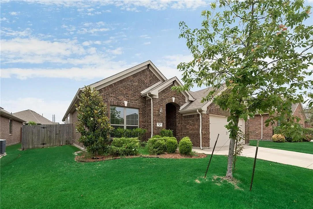 3 bed, 2070 sqft, $2,300 — Photo 2