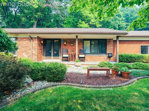 344 Shagbark Dr, Rochester Hills, MI 48309