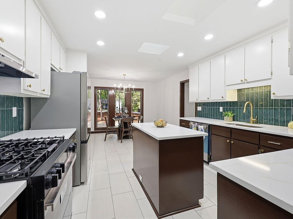 1st image of 6 Saint James Ct