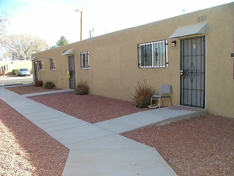Spacious 2 Bedrooms in Remodeled Fourplex — Photo 1