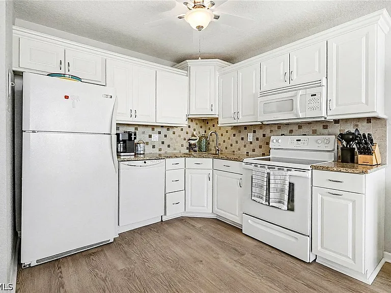 7330 Estero Blvd #906 — Photo 32