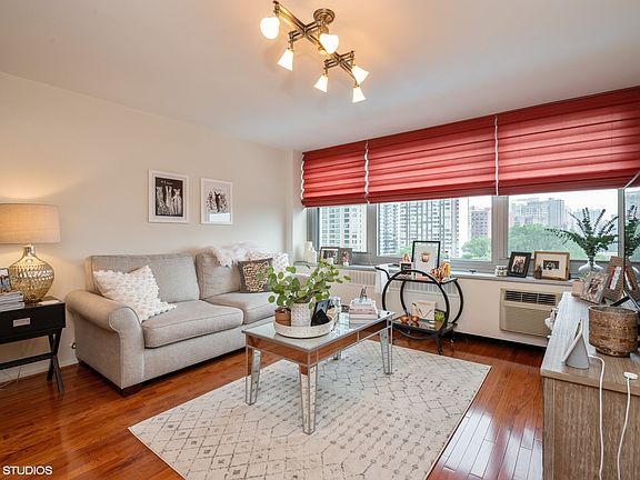 3rd image of 555 W Cornelia Ave APT 1005