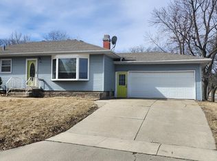 402 Beverly Hills St, Waterloo, IA 50701