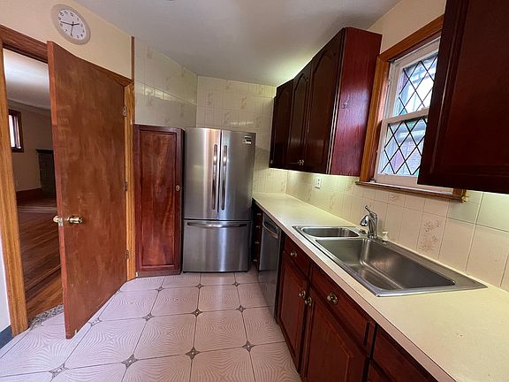 3rd image of 63-24 Alderton St House 1