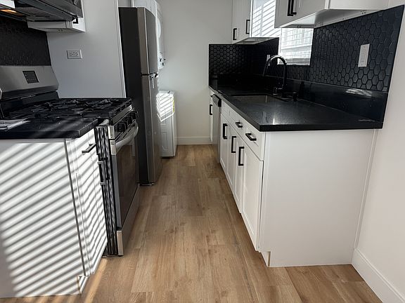 3rd image of 1928 S Mariposa Ave #15