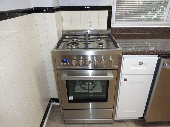 3rd image of 219 Green Ln APT 2