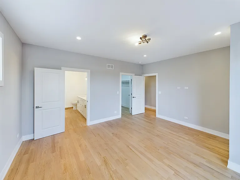 3745 S Lake Park Ave #2 — Photo 9
