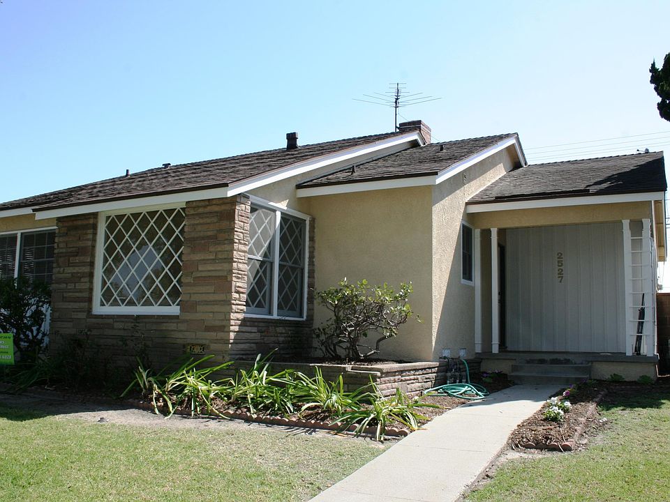1st image of 2527 Vuelta Grande Ave