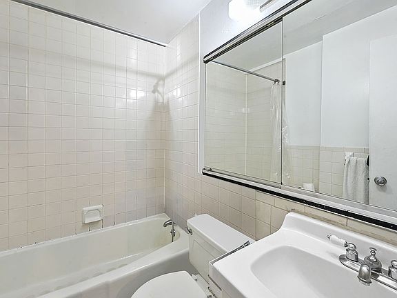 5th image of 36 W 35th St APT 5D