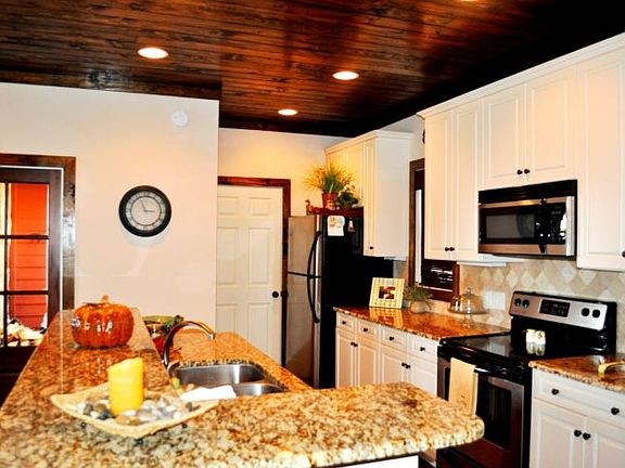 4th image of 72 Village Ct