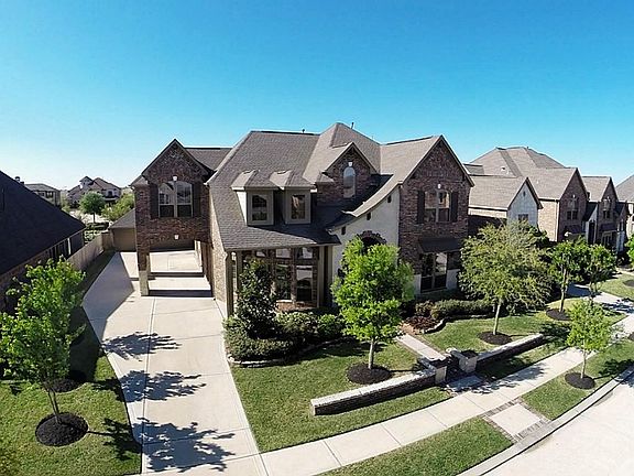 Beautiful Trendmaker Home with 3 car garage and porte-coche