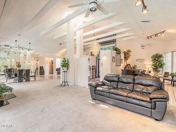 4th image of 832 Pelican Bay Dr