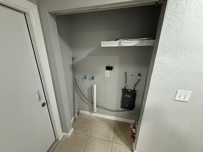 908 Lora St #A — Photo 10