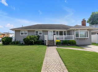 190 Hamilton Ave, Island Park, NY 11558