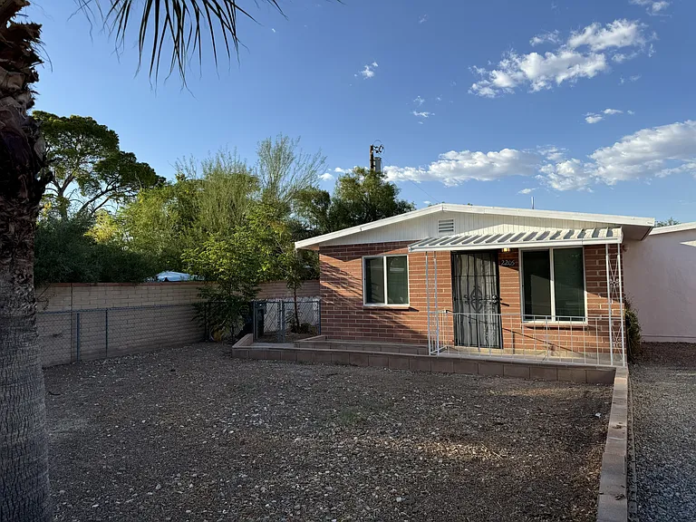 2205 E Blacklidge Dr — Photo 1