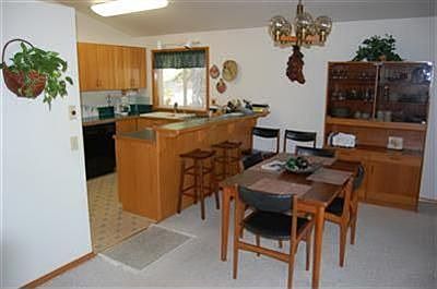 Eat at the breakfast bar or enjoy the view of the golf course!