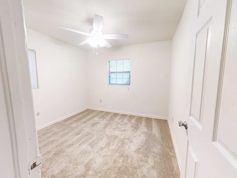 2101 Karen Ln — Photo 14