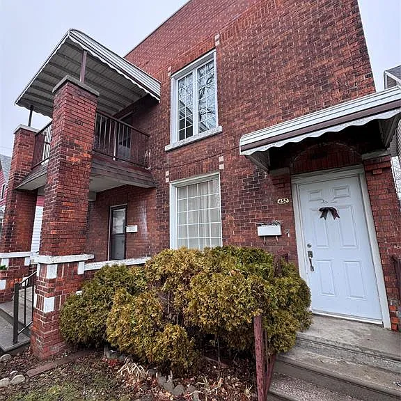 454 Vera Pl — Photo 1