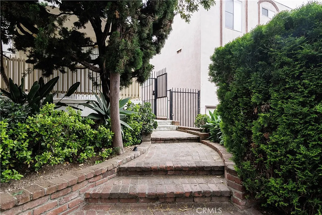 2 bed, 1000 sqft, $4,300 — Photo 2