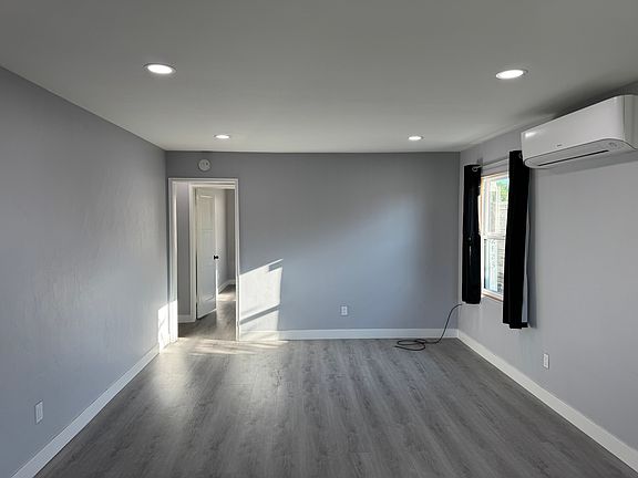5th image of 2421 Baily Ave