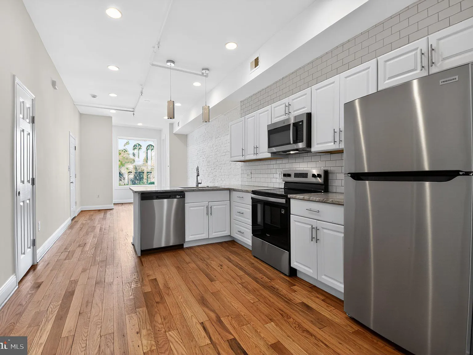 1 bed, 1.5 bath, 750 sqft, $2,100 — Photo 3
