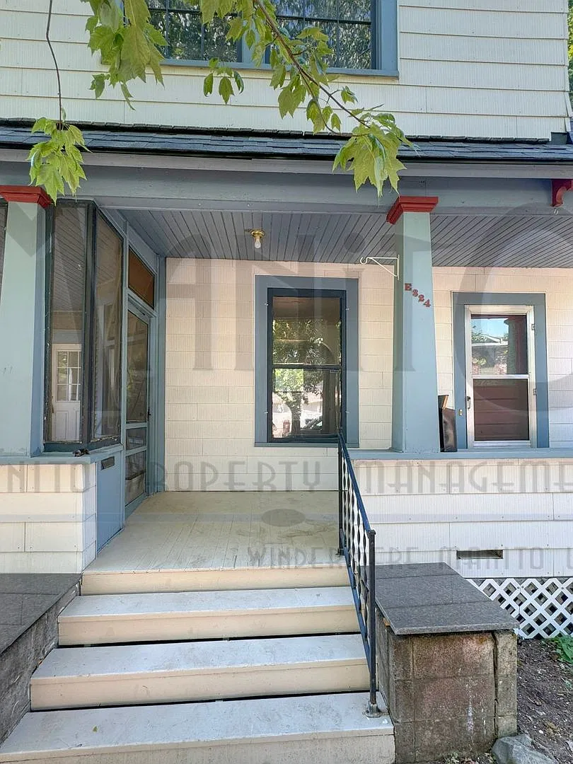Vintage Craftsman In Prime Location! — Photo 2