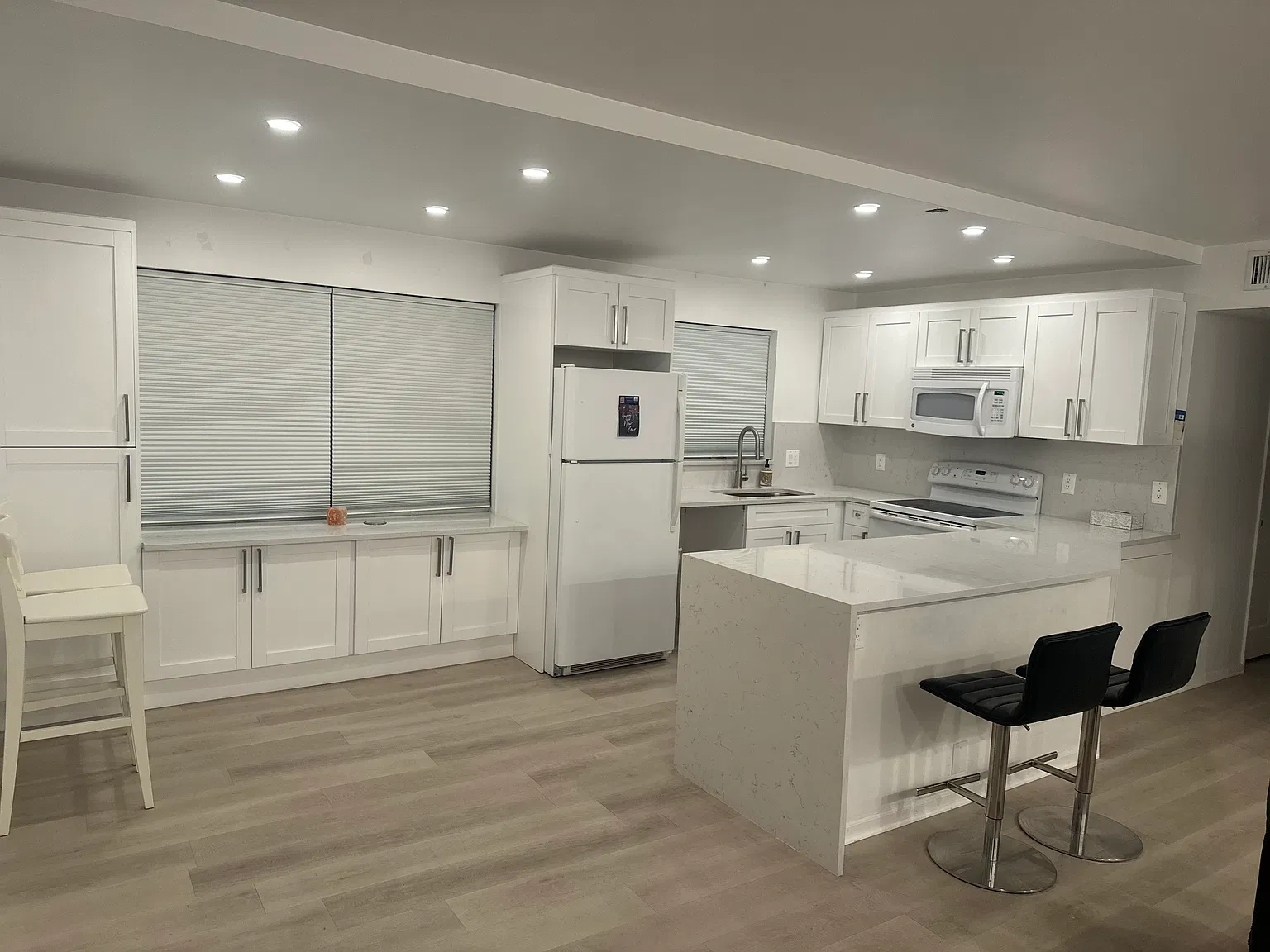 2 bed, 1.5 bath, 850 sqft, $2,000 — Photo 2
