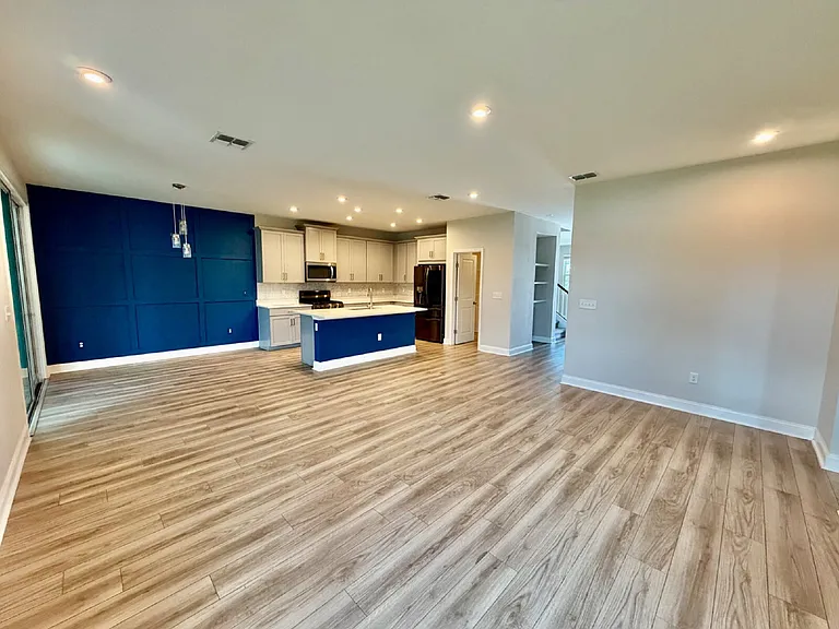 467 Blue Daze St — Photo 4