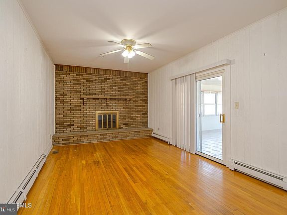 4th image of 878 Green Valley Rd