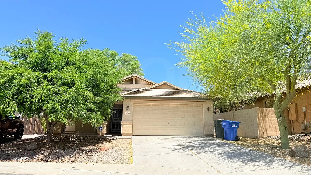 3 bed, 2.0 bath, 1504 sqft, $2,049 — Photo 2