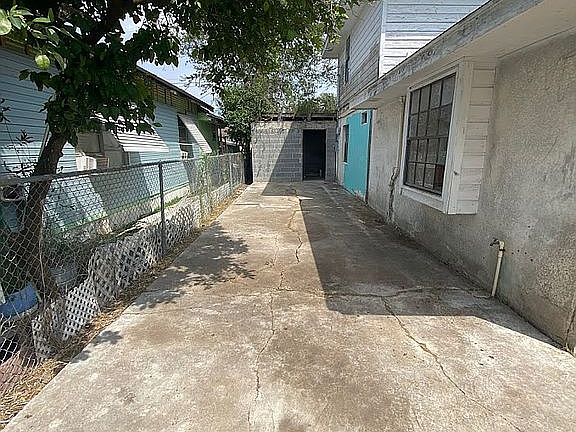 2nd image of 918 E Salazar St