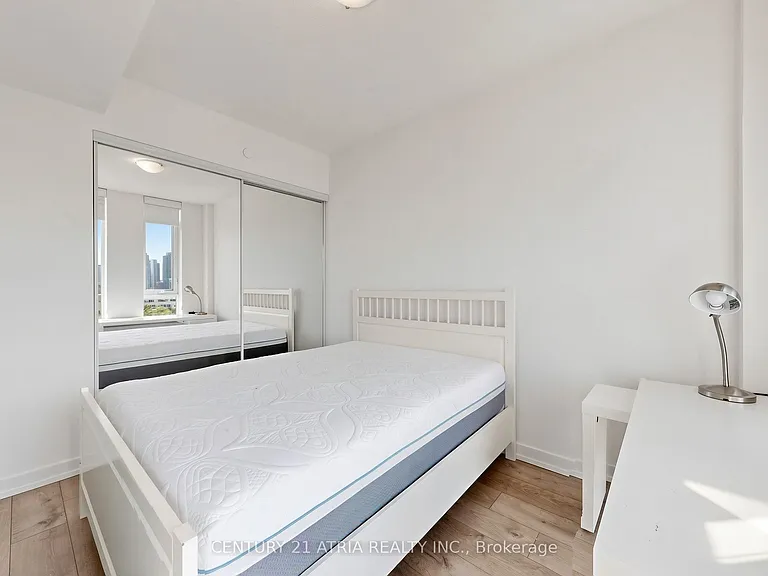 297 College St #910 — Photo 23