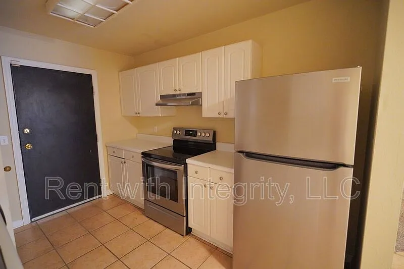 4 bed, 4.0 bath, 1500 sqft, $1,800 — Photo 2
