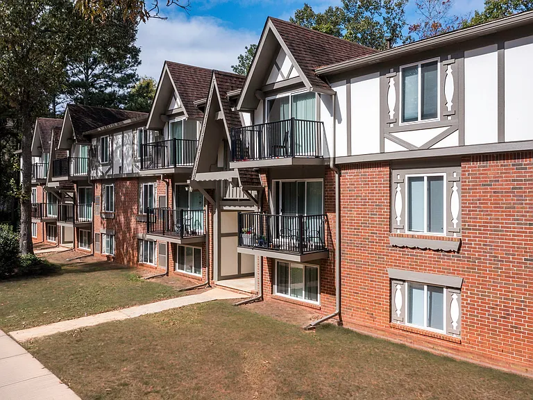 Laurel Woods Apartments — Photo 13