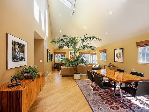 3rd image of 81 Brook Hills Cir