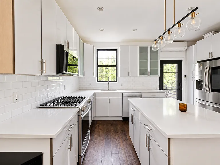 12 Roosevelt Pl #2 — Photo 2