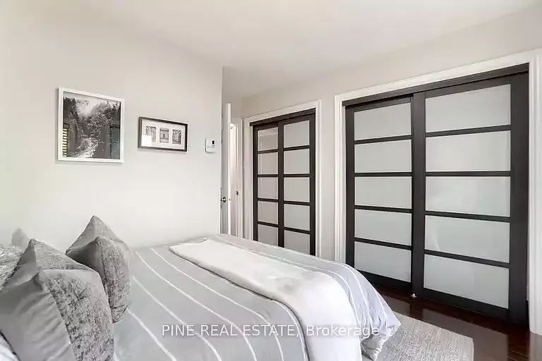 665 Coxwell Ave photo 1